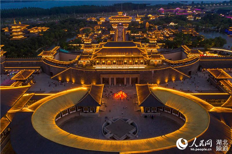 2020年5月1日，湖北省襄陽市，璀璨的仿唐建筑群燈光秀吸引了來自各地游客。