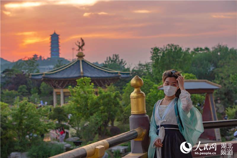 2020年5月1日，湖北省襄陽市，小游客身著古裝在襄陽唐城景區拍照，體驗穿越回唐朝的游玩體驗。