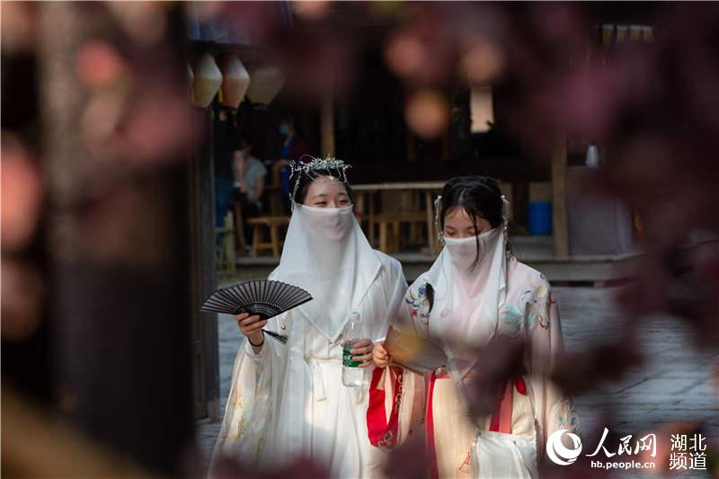 2020年5月1日，湖北省襄陽市，游客身著古裝在襄陽唐城景區游覽，體驗穿越回唐朝的游玩體驗。