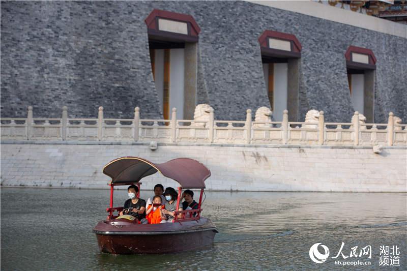 2020年5月1日，湖北省襄陽市，游客在襄陽唐城景區乘船游玩。
