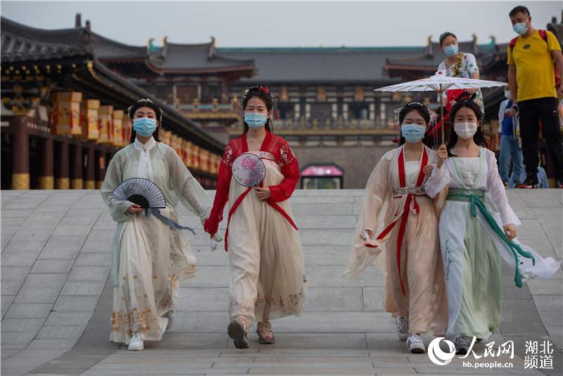 2020年5月1日，湖北省襄陽市，游客身著古裝在襄陽唐城景區游覽，體驗穿越回唐朝的游玩體驗。