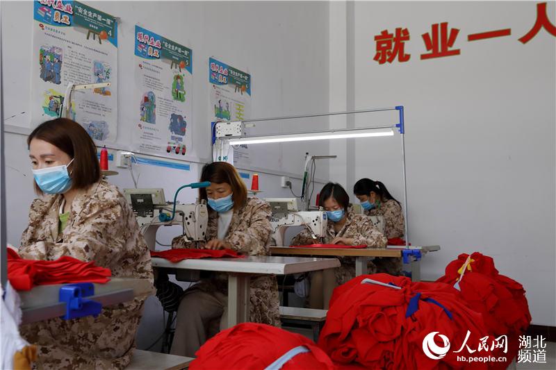 5月3日，湖北省鶴峰縣走馬集鎮容合制衣部生產車間裡，員工們正在趕制銷往廣州的服裝訂單。（汪正璽 攝）