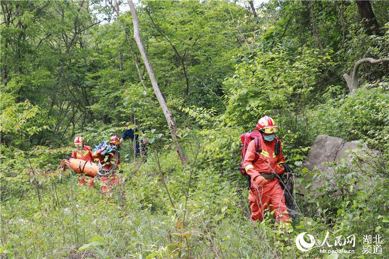 湖北武當山：游客跌落懸崖 消防4小時緊急營救