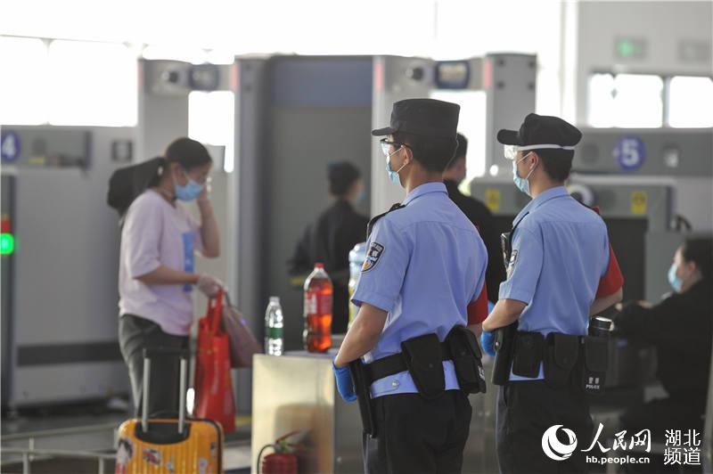 2020年5月4日，武漢鐵路公安局襄陽公安處民警在襄陽東火車站進站口值勤。
