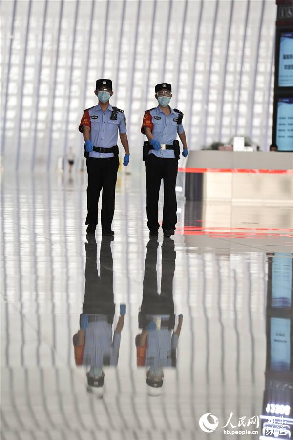 2020年5月4日，武漢鐵路公安局襄陽公安處民警在襄陽東火車站候車室巡邏。