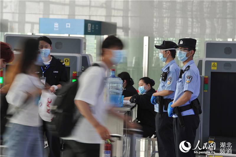 2020年5月4日，武漢鐵路公安局襄陽公安處民警在襄陽東火車站進站口值勤。