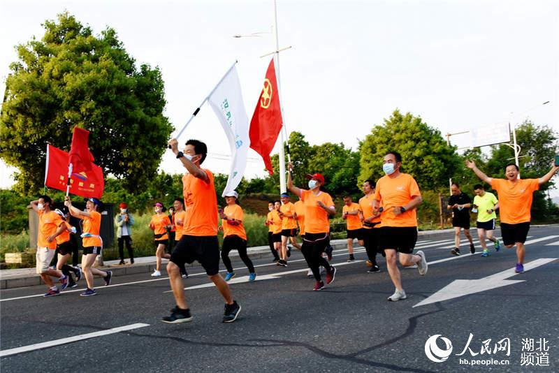 運動員在柳陂鎮公園處啟跑。
