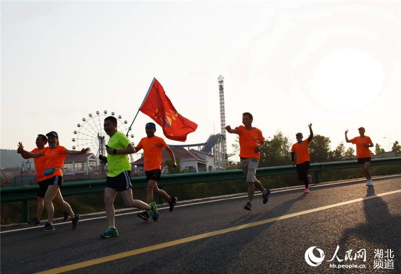 運動員在漢江北樂嘉年華前奔跑。