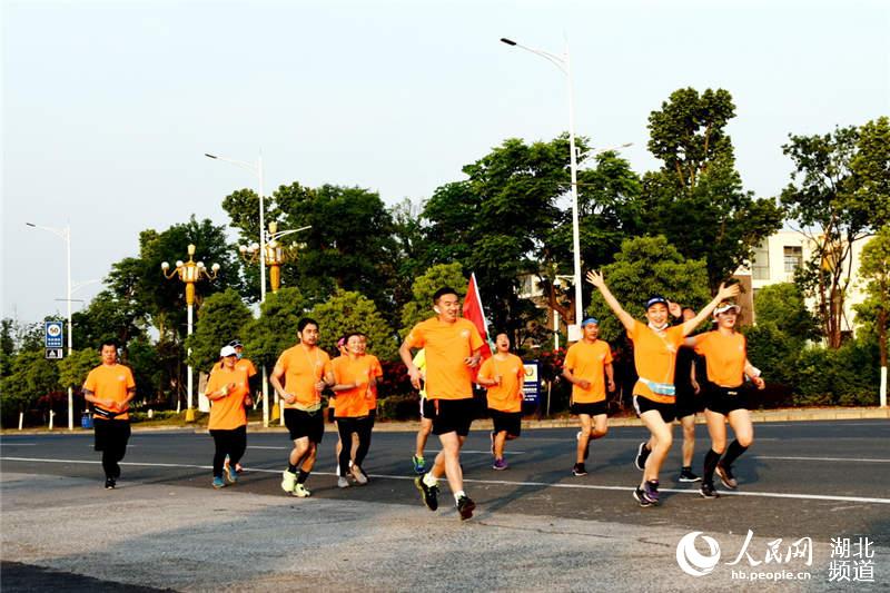 運動員在柳陂鎮公園處啟跑。