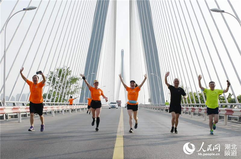 運動員在漢江一橋上奔跑。