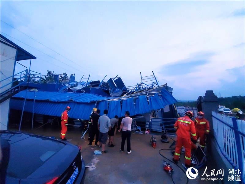 湖北咸寧：強風暴雨致活動板房倒塌 消防緊急救出5名被困人員【2】
