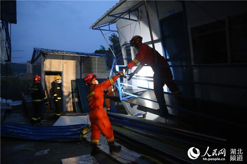 湖北咸寧：強風暴雨致活動板房倒塌 消防緊急救出5名被困人員【4】