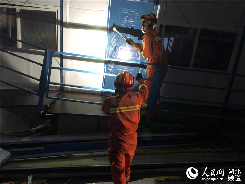 湖北咸寧：強風暴雨致活動板房倒塌 消防緊急救出5名被困人員【5】