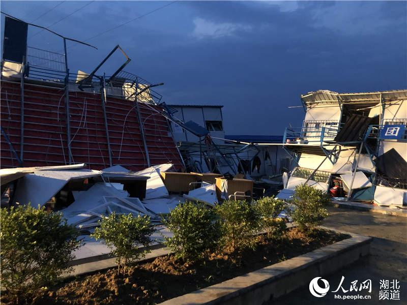 湖北咸寧：強風暴雨致活動板房倒塌 消防緊急救出5名被困人員【6】