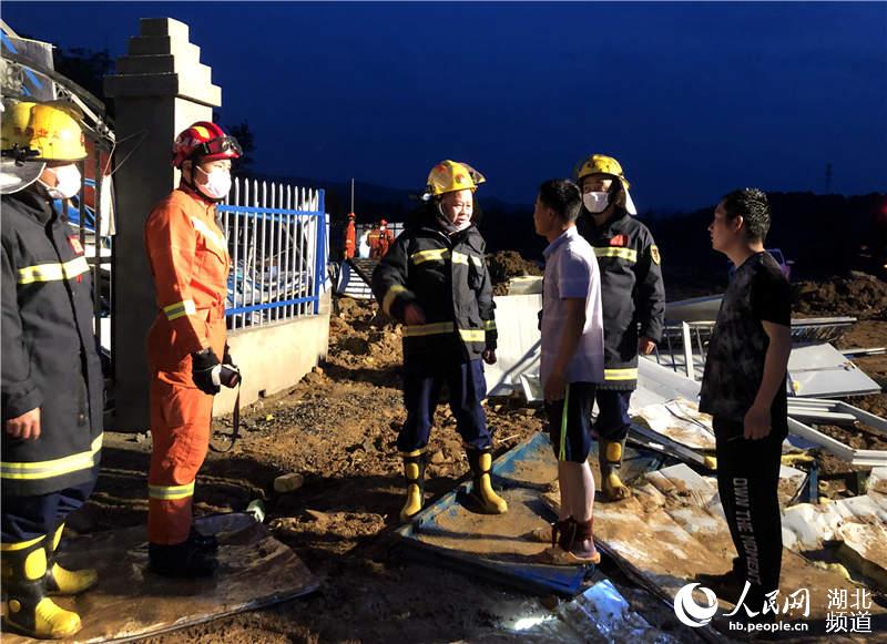 湖北咸寧：強風暴雨致活動板房倒塌 消防緊急救出5名被困人員【7】