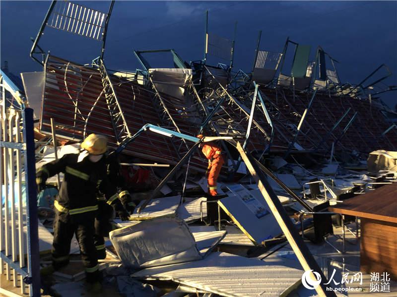 湖北咸寧：強風暴雨致活動板房倒塌 消防緊急救出5名被困人員【8】