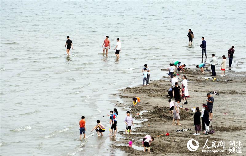 游客在江灘上游玩