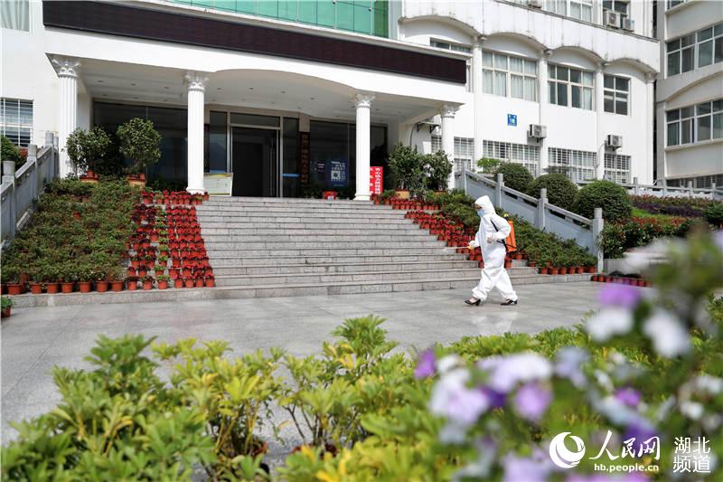 5月5日，湖北省鶴峰縣中等職業技術學校的工作人員對綜合樓周邊區域進行全面消殺。（汪正璽 攝）