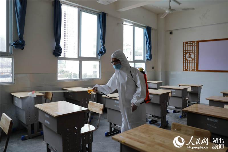 5月5日，湖北省鶴峰縣中等職業技術學校的工作人員對教室進行全面消殺。（汪正璽 攝）