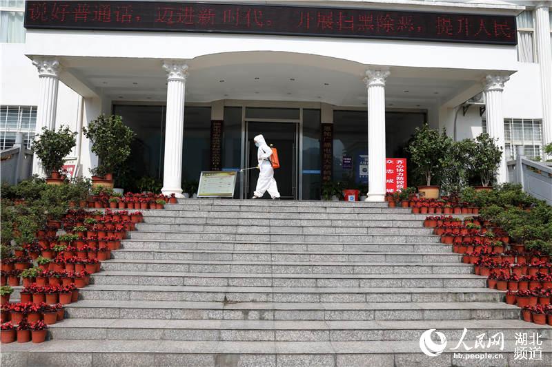 5月5日，湖北省鶴峰縣中等職業技術學校的工作人員對綜合樓周邊區域進行全面消殺。（汪正璽 攝）