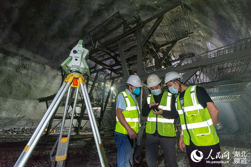 5月6日，在鄭萬高鐵湖北段保康縣馬橋鎮楚烽隧道，測量人員對監控量測的數據進行分析。