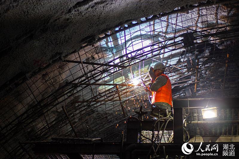 5月6日，施工人員在鄭萬高鐵湖北段保康縣馬橋鎮楚烽隧道施工。