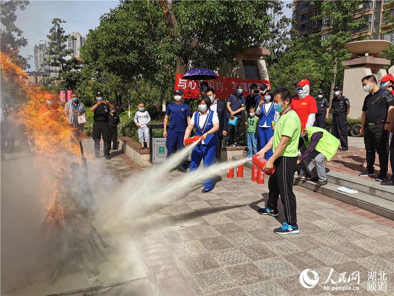 2020年5月12日，湖北省宜昌市伍家崗區八一路社區，居民正在體驗利用滅火器扑救木材堆垛火災。（王申 攝）