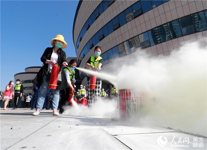 2020年5月12日，在湖北省黃岡市黃州區黃梅戲大劇院廣場，市民正在體驗使用滅火器進行滅火。（王積歡 攝）