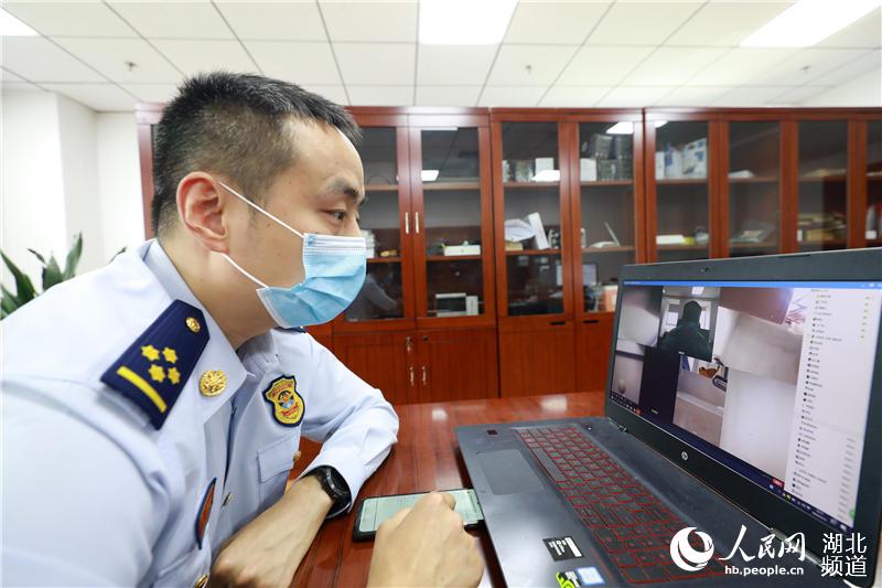 2020年5月12日，在湖北省消防救援總隊，1名消防員正通過網絡給武漢市第二十五中學的學生講解應急避險與逃生自救知識。（王方 攝）