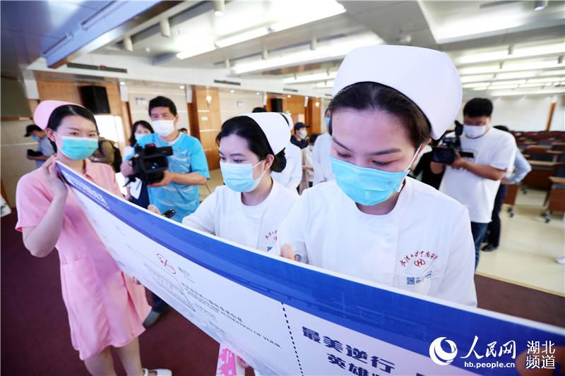 向“護理支援團”的5名護士贈送紀念登機牌。劉翔攝