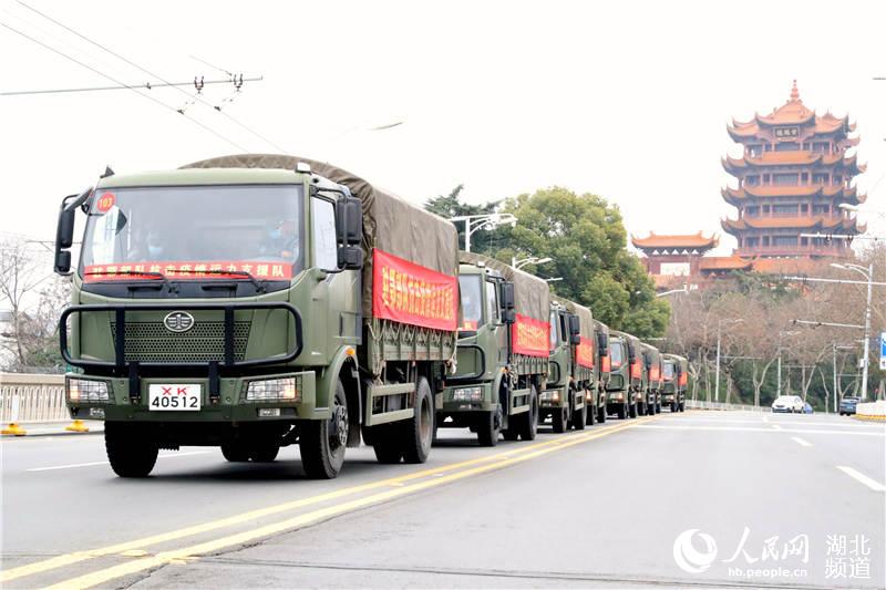 駐鄂部隊抗擊疫情運力支援隊穿梭在武漢三鎮，給“按下暫停鍵”的城市帶去希望和力量（湖北省軍區供圖）