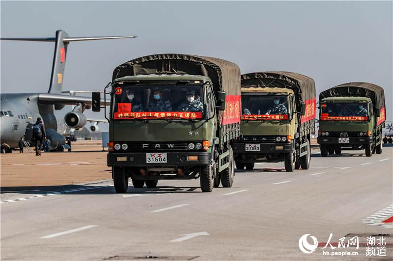 駐鄂部隊抗擊疫情運力支援隊接運軍隊醫療人員和物資（湖北省軍區供圖）