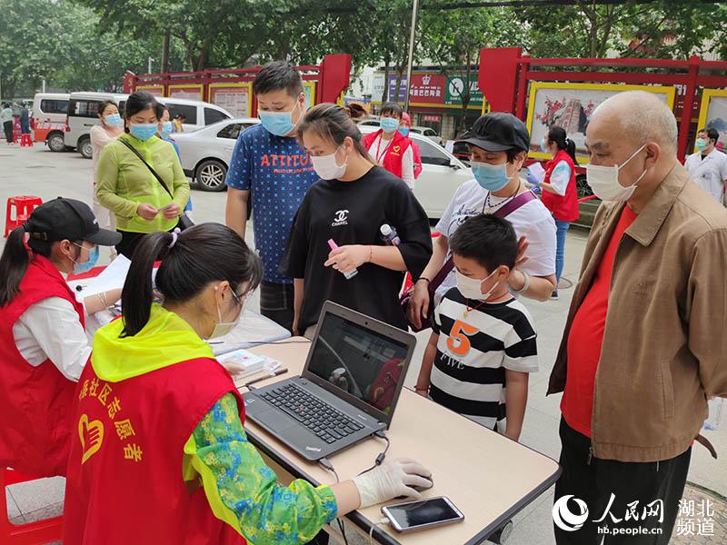 2020年5月15日，武漢市江漢區唐家墩街唐蔡社區的一家人登記后，進行免費核酸檢測。
