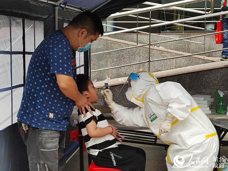  2020年5月15日下午，武漢市江漢區唐家墩街唐蔡社區一6歲兒童，在大人的監護下，進行核酸檢測。