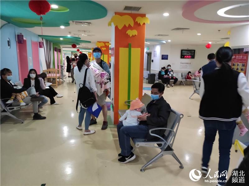 湖北省婦幼保健院等待接種疫苗的家長和寶寶。郭婷婷攝