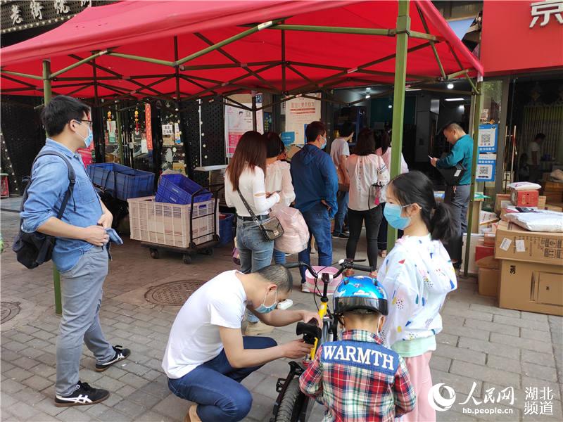 江城明珠社區一家菜鳥驛站，不少市民等待取包裹。郭婷婷攝