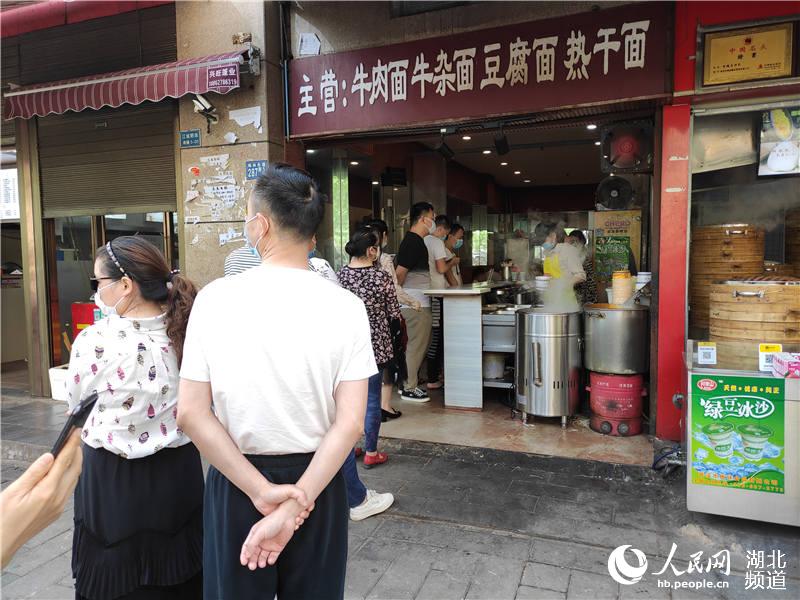 武漢梅林七街上一家早餐店排起了長隊。郭婷婷攝