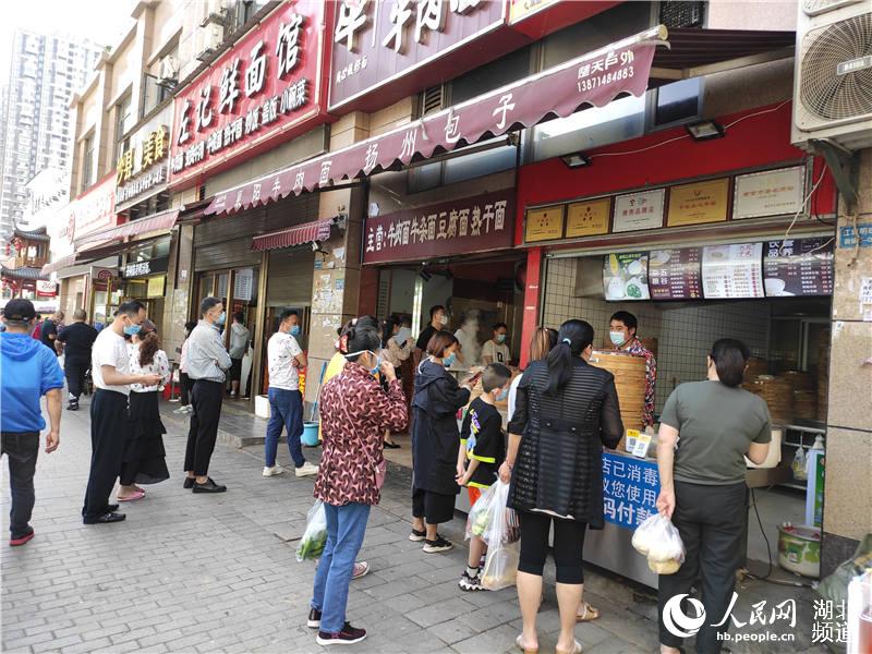 武漢梅林七街上早餐店紛紛排起長隊，武漢人民過早熱情不減。郭婷婷攝