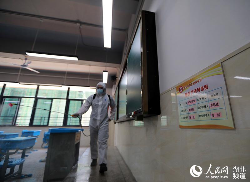 2020年5月19日，在湖北省武漢市第三初級中學，1名消防員正在對上課教室進行全面消殺