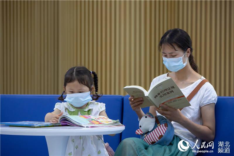 家長陪孩子閱讀。