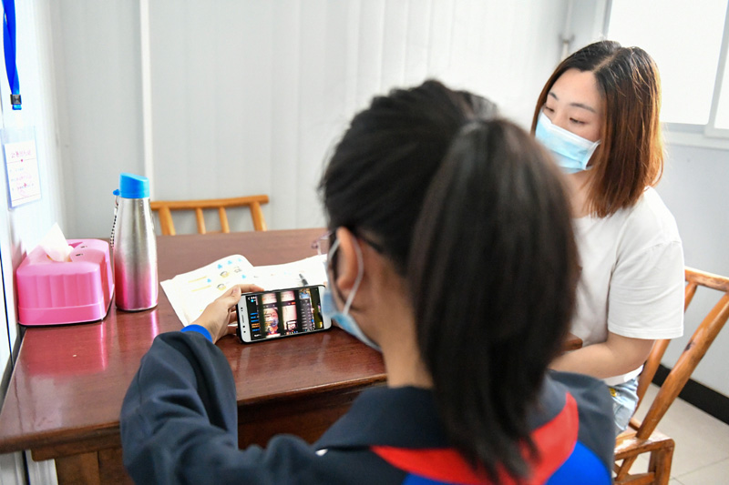 5月27日，一名保康縣城關鎮小學五年級學生在家通過釘釘網上禁毒網課。歐陽智慧 攝