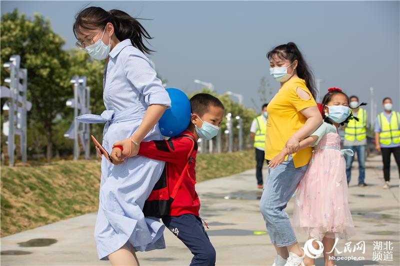 2020年6月1日，湖北省襄陽市，在中國一冶集團有限公司襄陽分公司越秀項目部，孩子們和家長一起做游戲。 