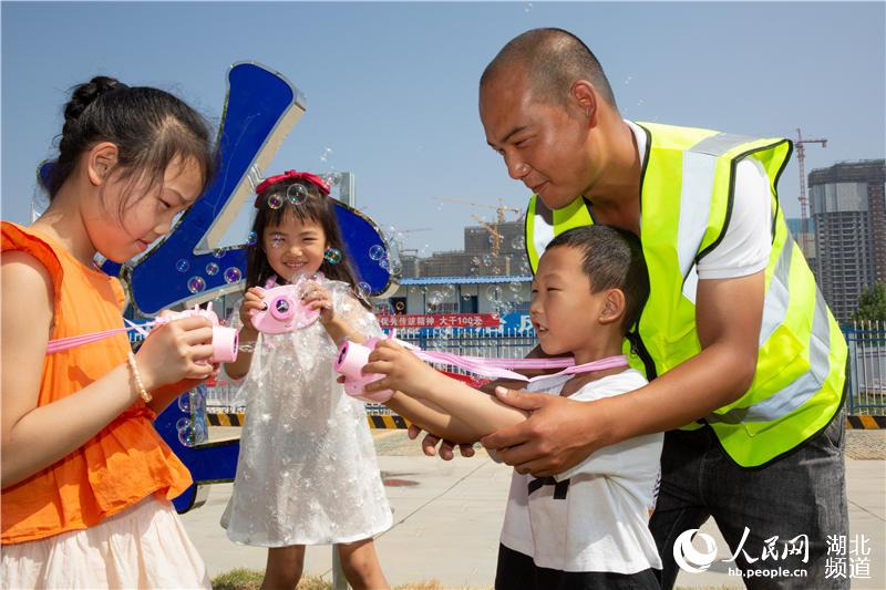 2020年6月1日，湖北省襄陽市，在中國一冶集團有限公司襄陽分公司越秀項目部，孩子們和家長一起做游戲。