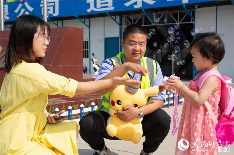 2020年6月1日，湖北省襄陽市，在中國一冶集團有限公司襄陽分公司越秀項目部，孩子們和家長一起做游戲。