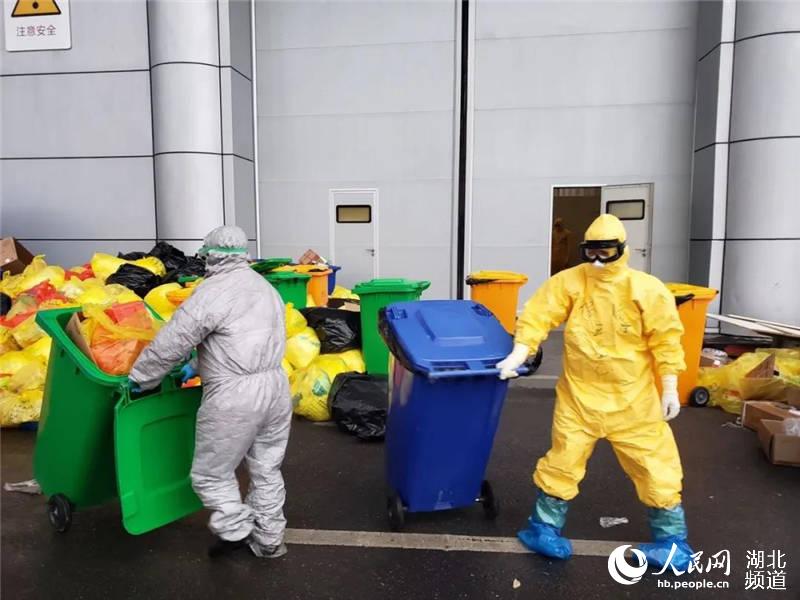 國博方艙中環衛工在處理垃圾。受訪者供圖