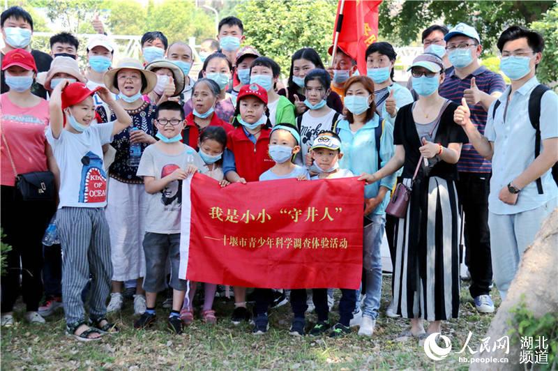 小學生在家長的帶領下參加水科學調查體驗活動。