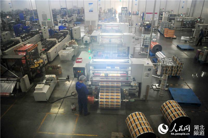 2020年6月5日，湖北省宜昌市夷陵區鴉鵲嶺鎮青宜綜合產業園，一家企業工人在生產車間加工制造包裝材料。