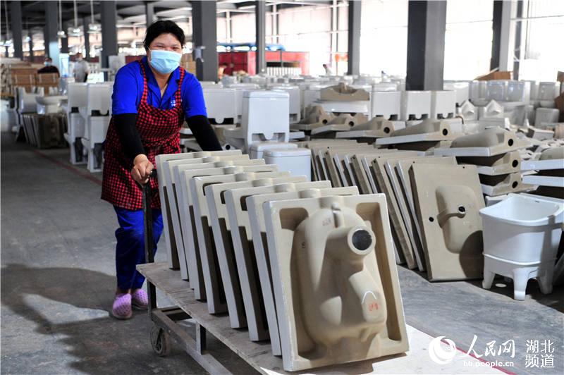 2020年6月5日，湖北省宜昌市夷陵區鴉鵲嶺鎮青宜綜合產業園，一家企業工人在生產車間加工制造衛浴產品。
