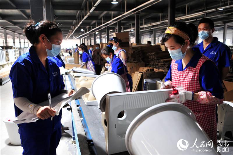 2020年6月5日，湖北省宜昌市夷陵區鴉鵲嶺鎮青宜綜合產業園，一家企業工人在生產車間加工制造衛浴產品。