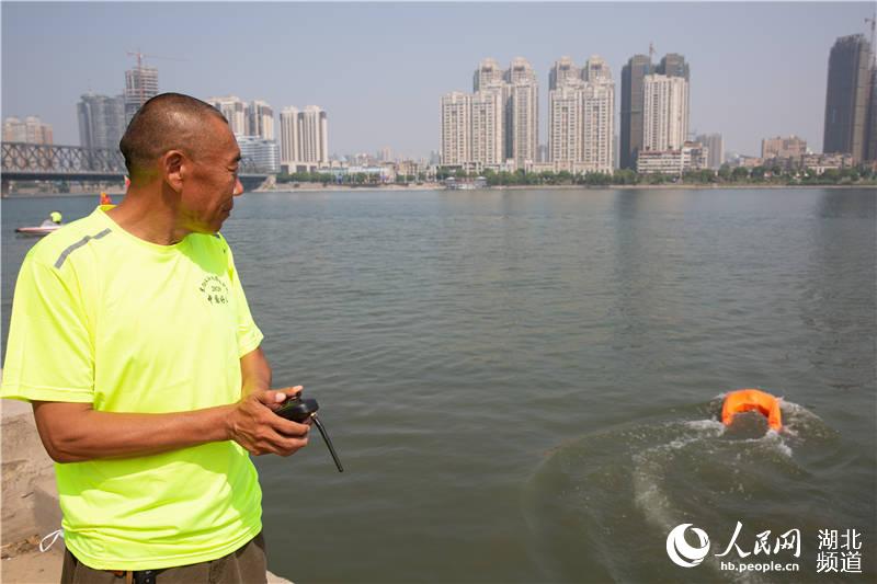 2020年6月5日，在漢江義務救護隊隊員操作下，無人救生艇進行水上救援演練。